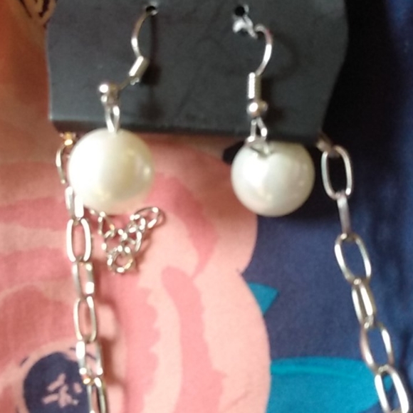 3 necklaces w/matching earrings - Picture 7 of 9